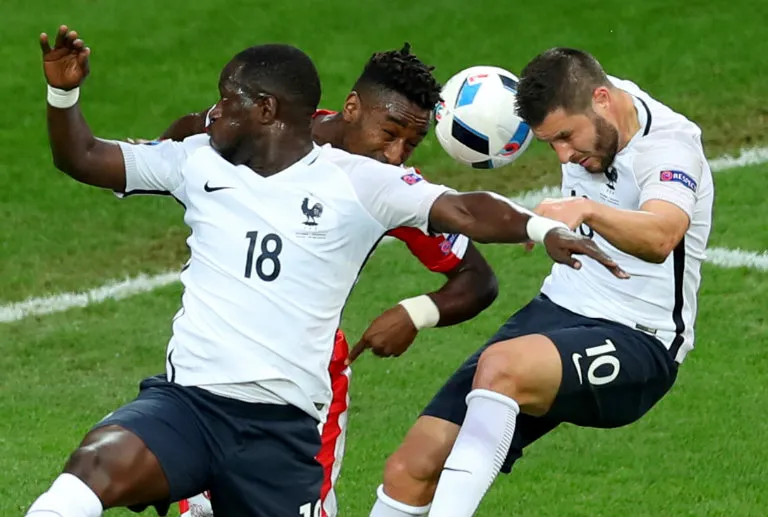 Jugadores de Francia y Suiza disputan balón