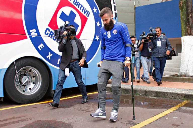 IMAGO7 Marc Crosas sale en muletas de La Noria