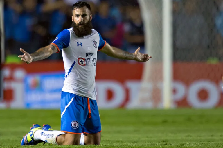 IMAGO7 Crosas disputa partido con La Máquina