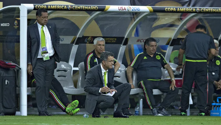 Juan Carlos Osorio hace apuntes en juego del Tri