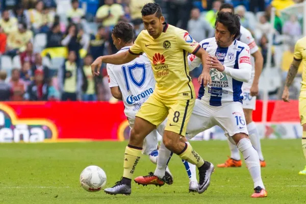 El Rifle pelea un balón contra un jugador de Pachuca