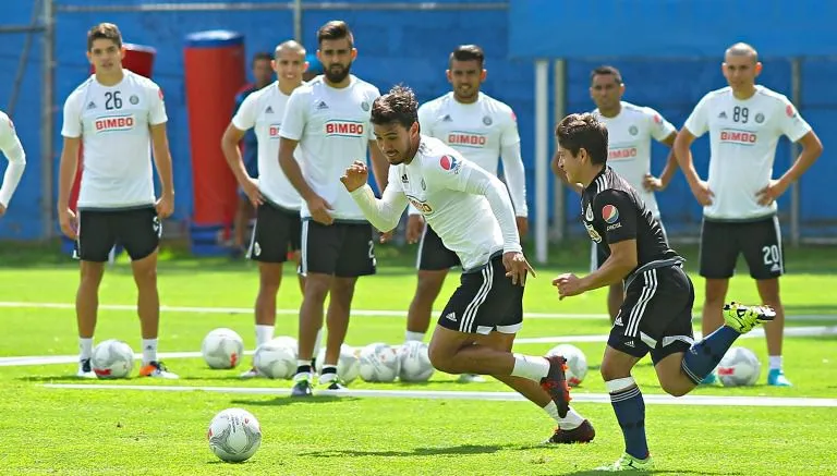 IMAGO7 Oswaldo Alanís, durante la pretemporada de las Chivas