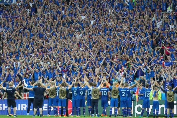 AP Los jugadores de Islandia celebran con su público