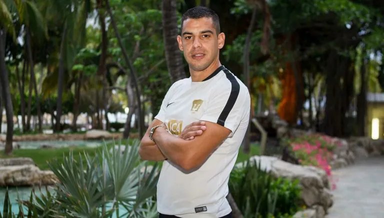 RICARDO FLORES Gerardo Alcoba se ha vuelto un referente en la defensa de Pumas