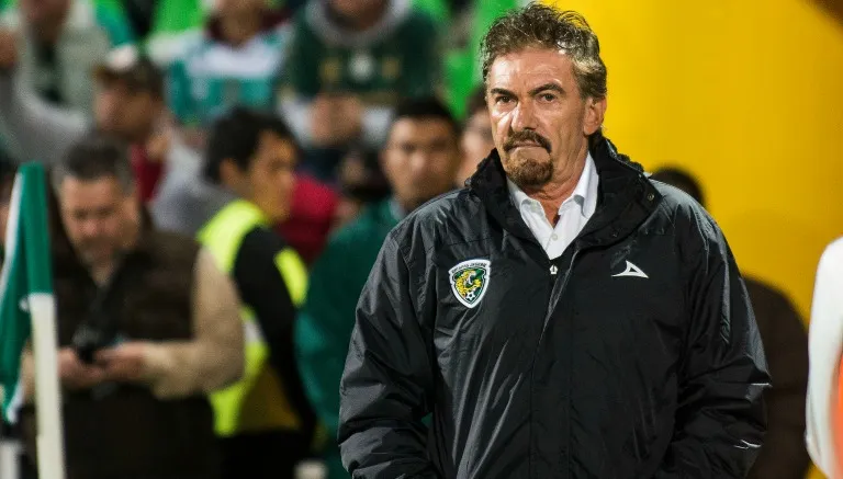 MEXSPORT El argentino con la chamarra de Chiapas previo a un partido