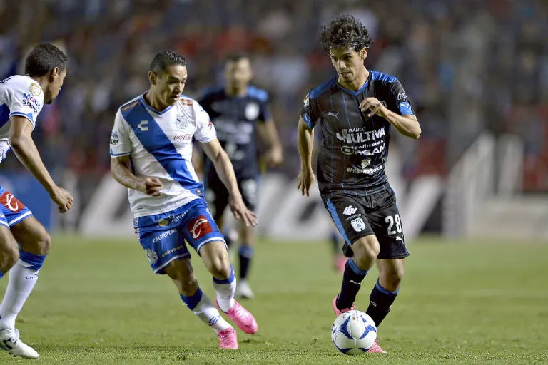 MEXSPORT Kevin trata de recuperar el balón en juego con Puebla