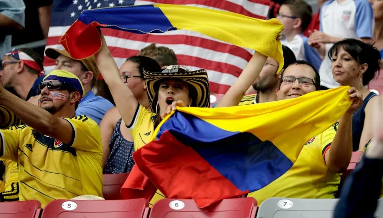 AP Colombianos en las gradas del inmueble