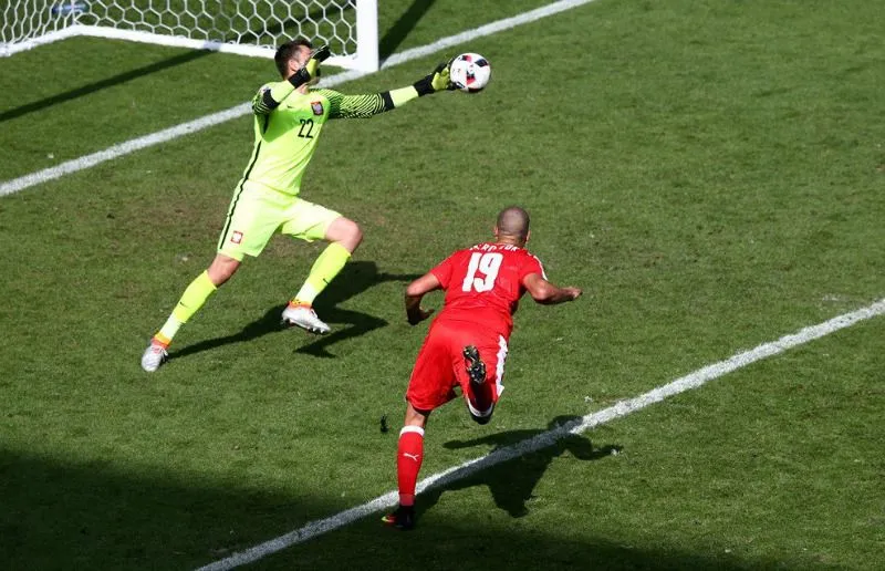 Derdiyok cabecea el balón para intentar vencer a Fabianski