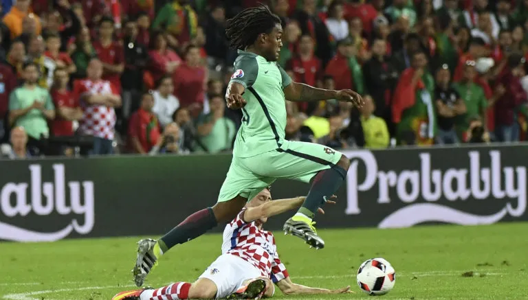 Renato conduce el balón en contraatque portugués