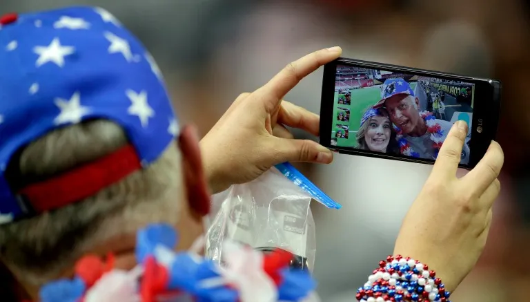AP Un aficionado se toma una selfie en su estadio