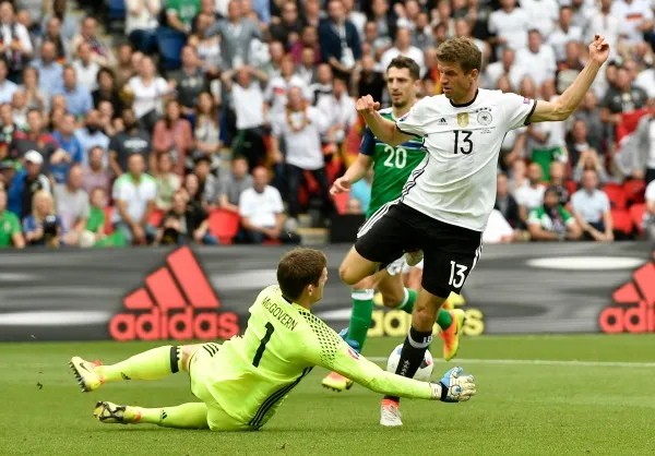 Thomas Müller durante una jugada en el partido frente a Irlanda Del Norte