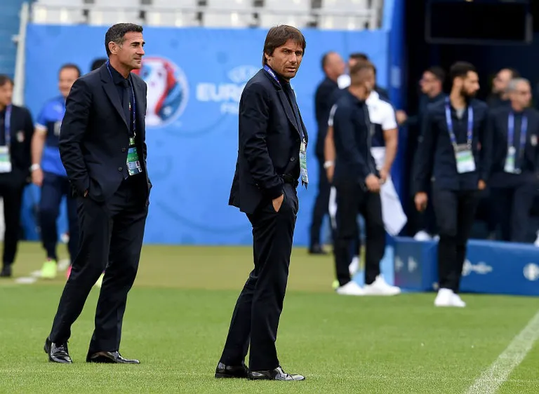 Conte pisa el campo del Stade de France