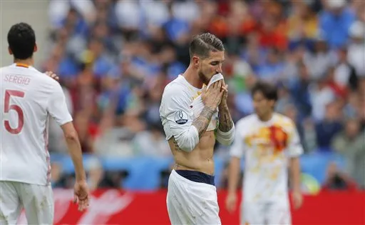 AP Ramos se lamenta tras gol de Italia