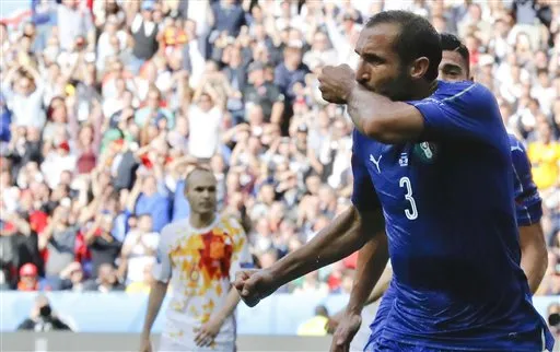 AP Chiellini festeja el primer gol contra España