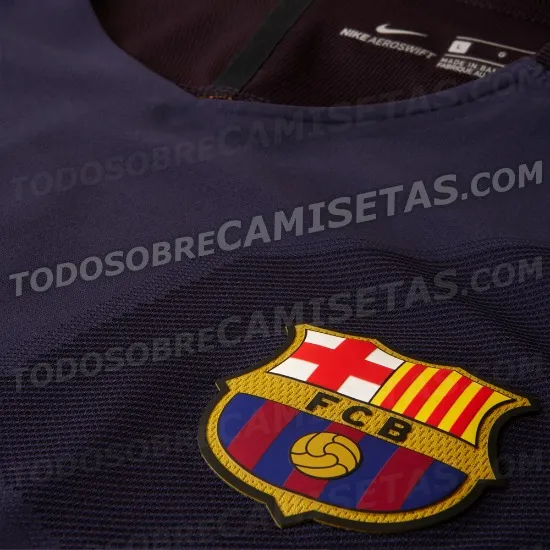 TODOSOBRECAMISETAS.COM El escudo del Barcelona se muestra sin modificaciones