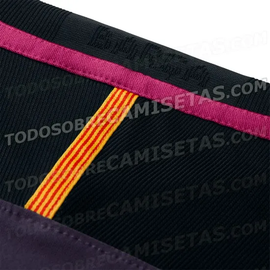TODOSOBRECAMISETAS.COM En el cuello luce una franja con los colores de la bandera catalana