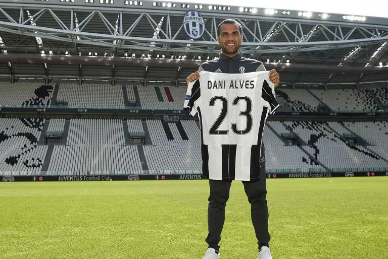 JUVENTUS Alves presume el 23 que llevará en la espalda