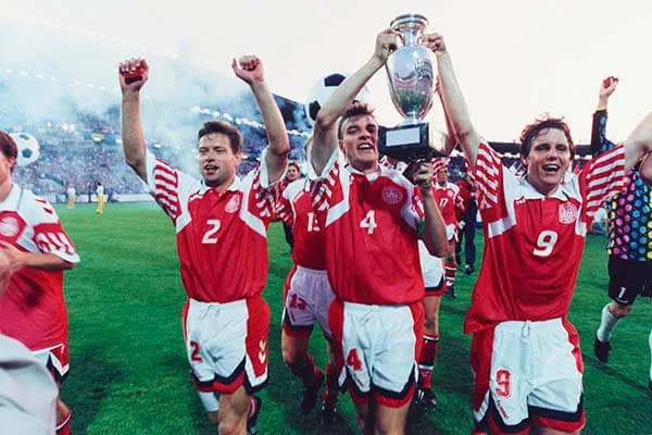 ESPECIAL Los futbolistas de Dinamarca festejan con el trofeo en las manos