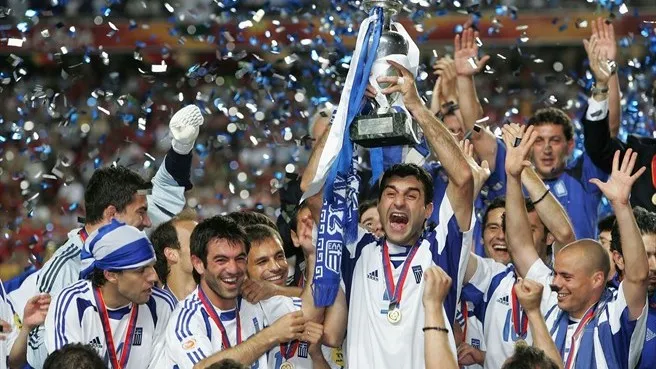 UEFA Theodoros Zagorakis capitán de Grecia levanta el trofeo de la Euro 2004