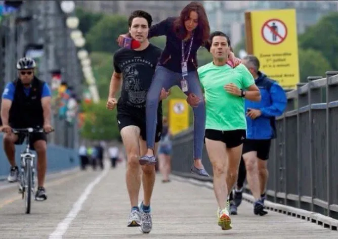 El meme del Presidente Peña Nieto y el primer ministro de Canadá cargando a la reportera