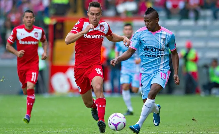 Gerardo Rodriguez y Yerson Candelo en disputa por el esférico