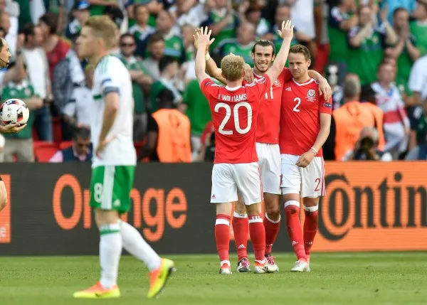 AP Gareth Bale y sus compañeros festejan una anotación de Gales