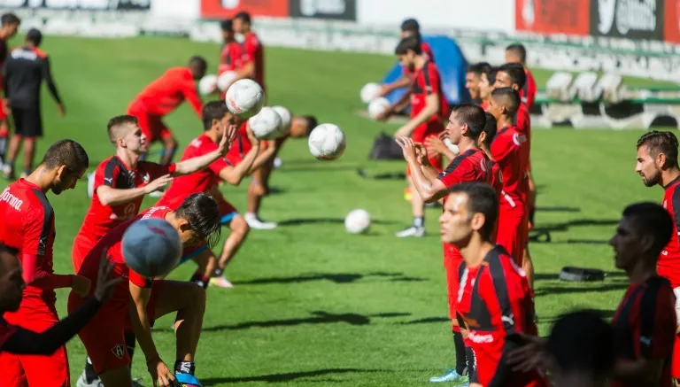 Rojinegros en práctica del club