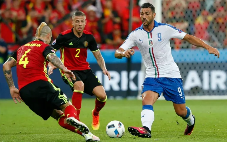 Graziano Pellè le roba el balón al belga Radja Nainggolan