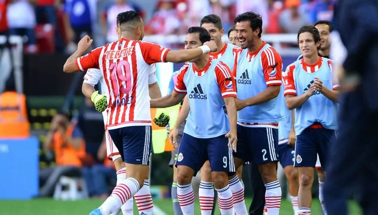 Michel Vázquez festeja con Omar Bravo un gol