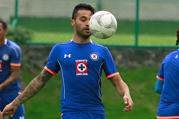 Velázquez controla un balón