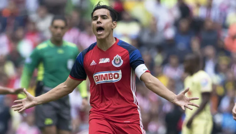 MEXSPORT Omar Bravo reclama durante el Clásico Nacional
