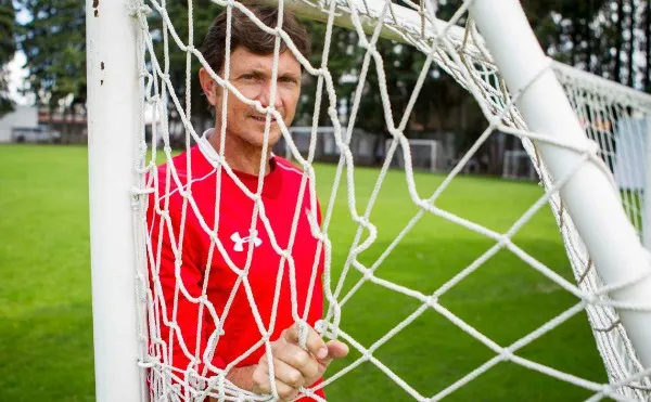 Hernán Cristante tras una red posa para la lente de RÉCORD