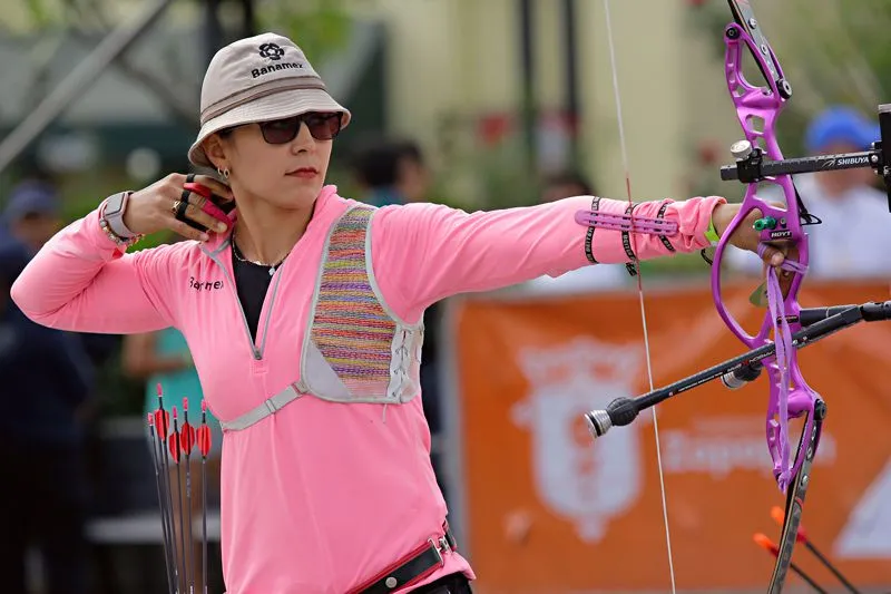 IMAGO7 Aída Román en un torneo de tiro con arco