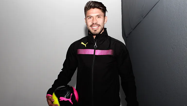 DANIEL GÁMEZ Oribe posa con balón en el Puma Tricks
