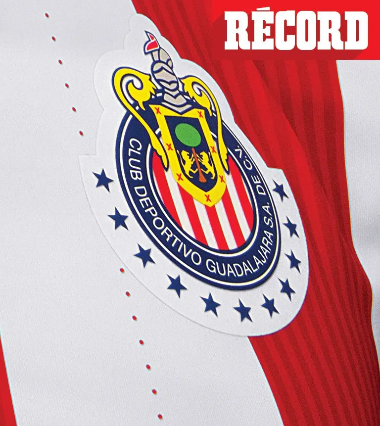 Escudo de Chivas en la nueva camiseta