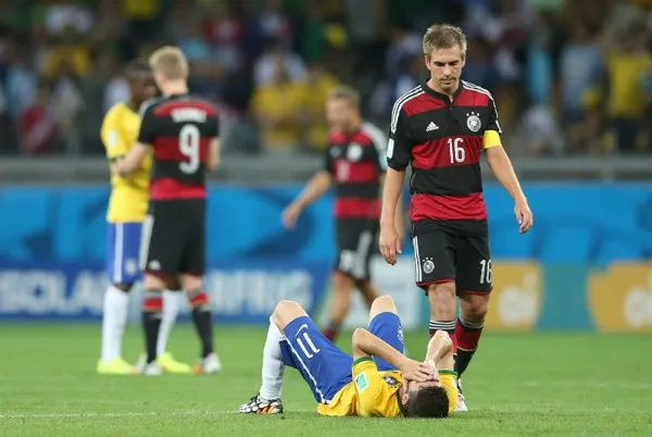 EFE Philip Lahm acude a consolar a Oscar tras la goleada en el Mundial de Brasil 2014
