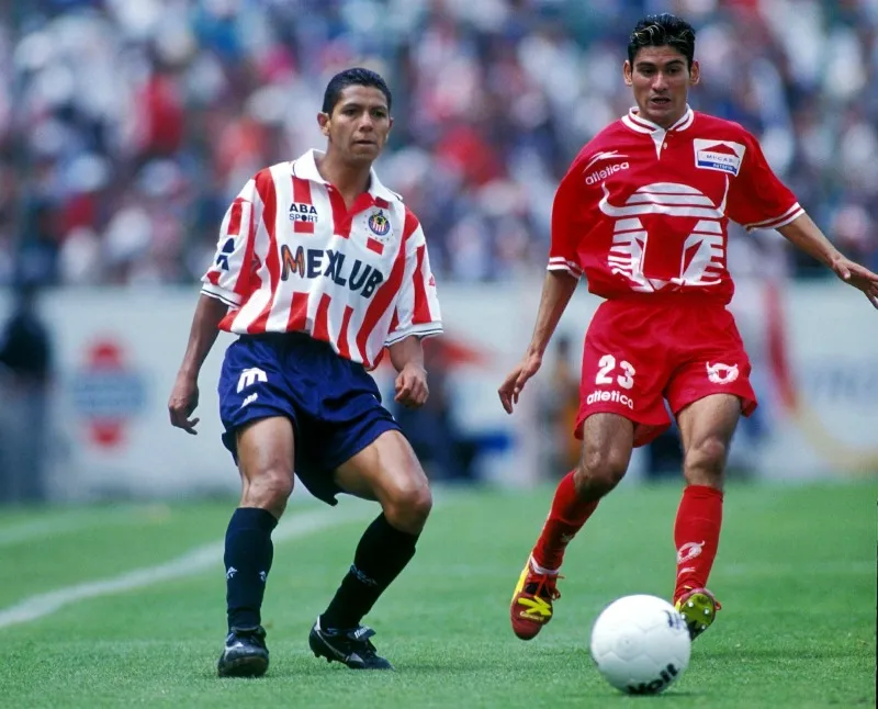 MEXSPORT La marca Aba Sports vestía al Rebaño en 1996, como la playera que usa en esta foto Manuel Martínez