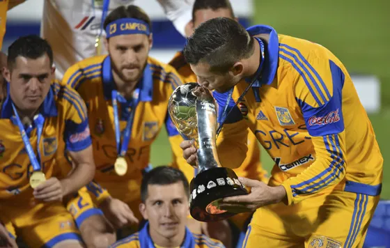 Gignac besa el trofeo de la Liga MX
