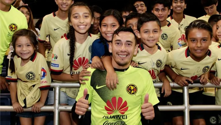 DANIEL GÁMEZ Sambueza convivió con los pequeños seguidores de las Águilas