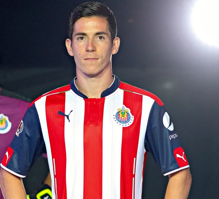 IMAGO7 Bueno se viste con los colores rojiblancos