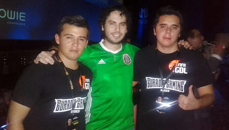 ALEXANDRO SANTOS Ulibarri (centro), posa junto a Hugo Toscano y FifaCrusher