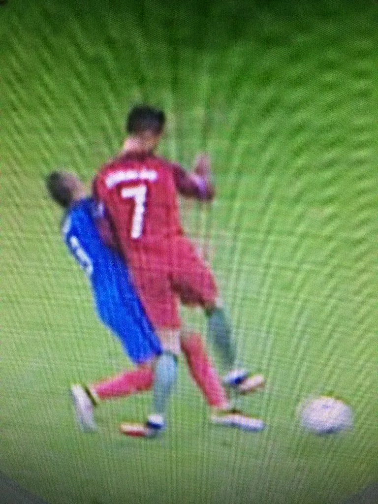 Así se dobló la pierna de Cristiano