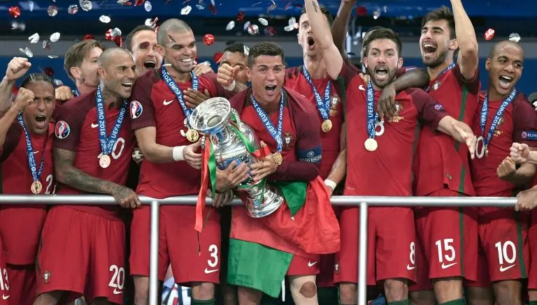Portugal celebra con el trofeo de la Euro 2016