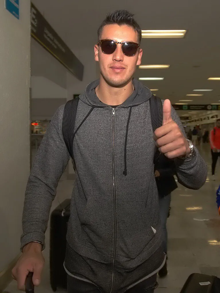 RICARDO FLORES Enzo Roco saluda en su arribo a la Ciudad de México