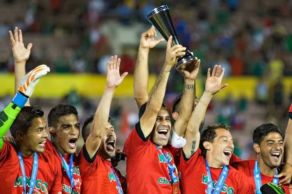 IMAGO7 Rafael Márquez levanta el trofeo de Campeón de Concacaf