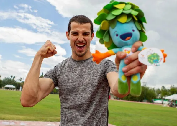 MIGUEL PONTÓN Rivera posa con la mascota de Río 2016