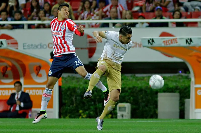 IMAGO7 Cisneros y Alatorre durante un Chivas-Pumas