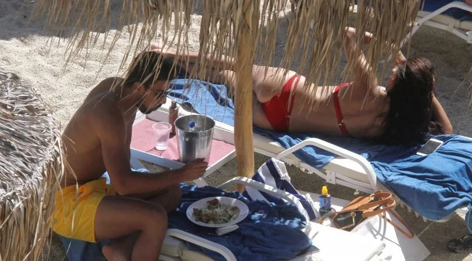 ESPECIAL Khedira disfruta de unos mariscos junto a Adriana Lima