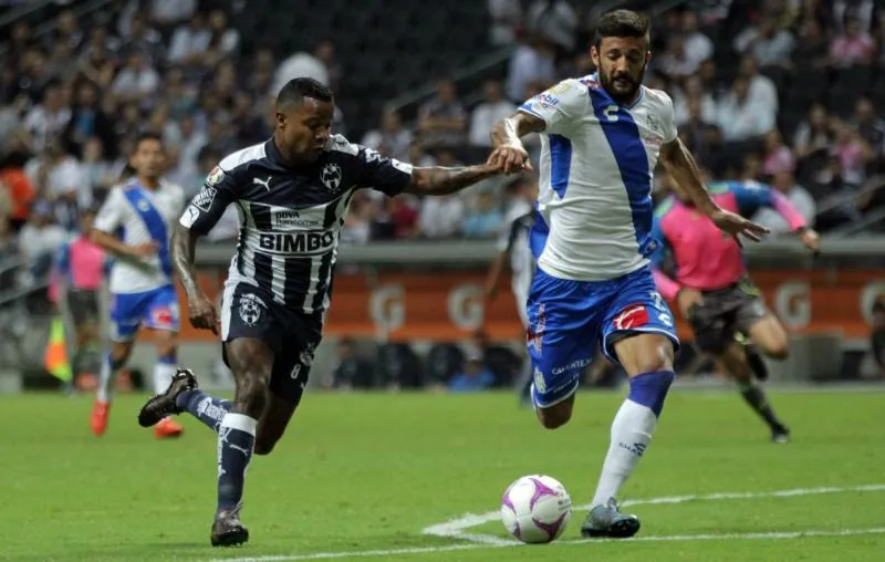 IMAGO7 Pabón remata durante un encuentr contra Puebla