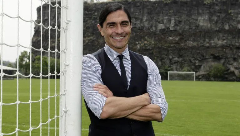 DANIEL GÁMEZ Francisco Palencia posa recargado en una portería en cantera puma